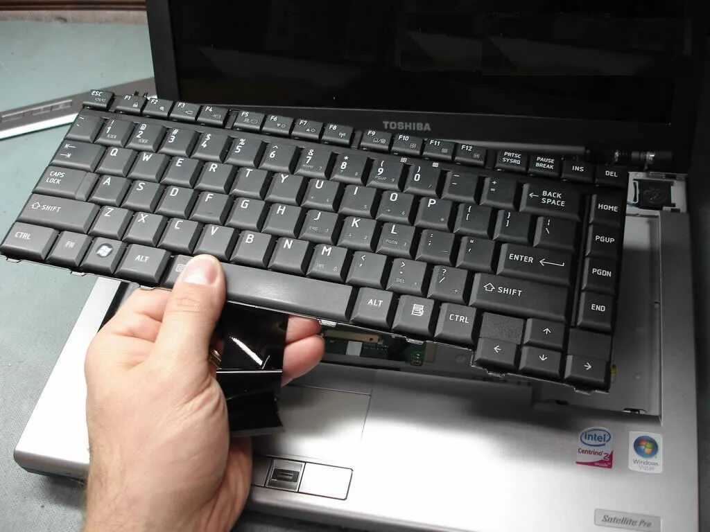 Как сменить клавиатуру на ноутбуке. Дефект клавиатуры ноутбука. Replace на клавиатуре. Пайка клавиатуры на ноутбуке. Менять клавиатуру на ноутбуке.