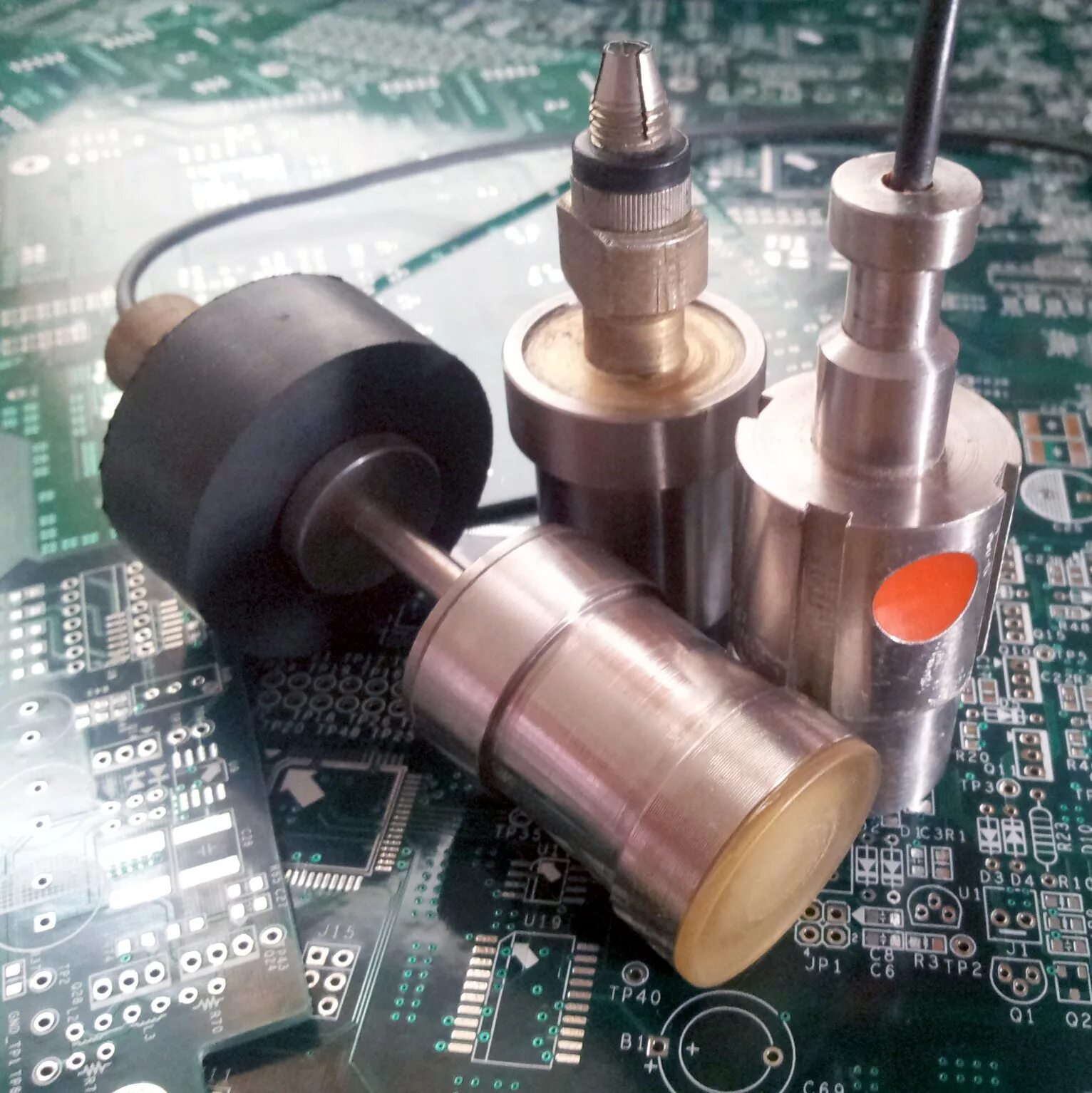 Ультразвук пьезоэлектрический. Пьезоэлектрический преобразователь ультразвуковой. Ультразвуковой хордовый преобразователь соп. Пьезоэлектрический преобразователь am5070jo57. Пьезоэлектрический излучатель схема.