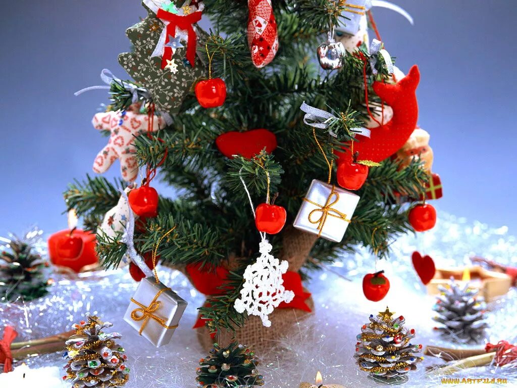 Украсить елку подарками. Новогодняя елка с подарками. Новогодние обои. Маленькая елочка украшенная. Елка украшенная открытками.