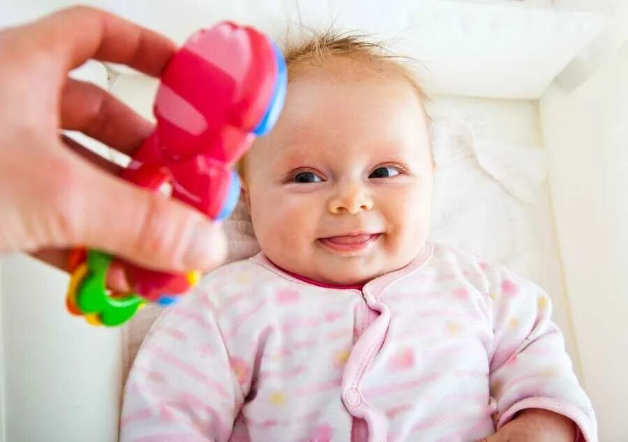 Малыш год и 2 месяца. Игрушки для малышей до года. Младенец с погремушкой. Погремушки для малышей. Дети грудного возраста.