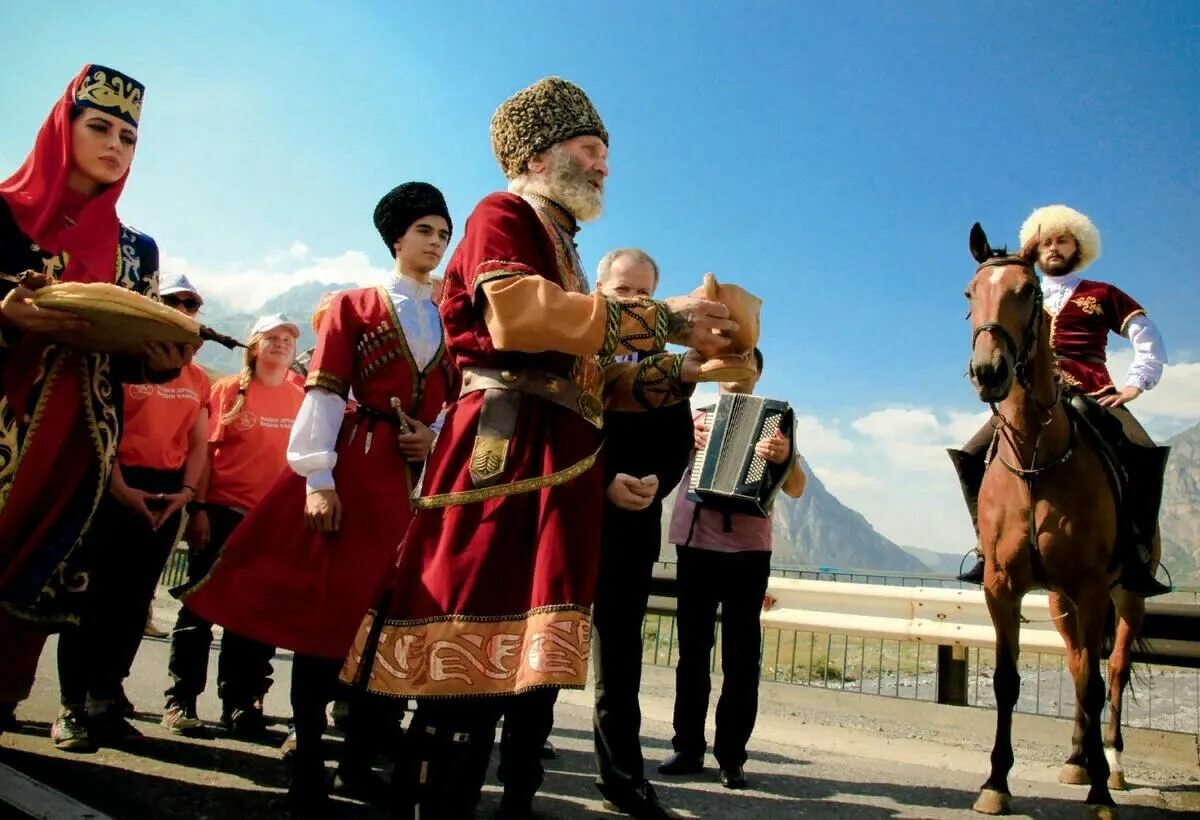 День северной осетии. Народы Северного Кавказа Лезгины. Культурное наследие народов Северного Кавказа. Традиционная культура народов Северного Кавказа. Традиции народов Кавказа гостеприимство.