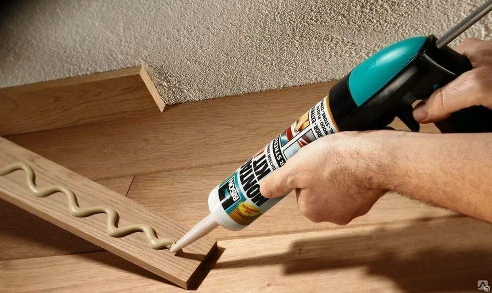 жидкие гвозди для плинтуса напольного. жидкие гвозди для потолочной плитки. герметик для потолочных плит. жидкие гвозди своими руками. клей для приклеивания ламината.
