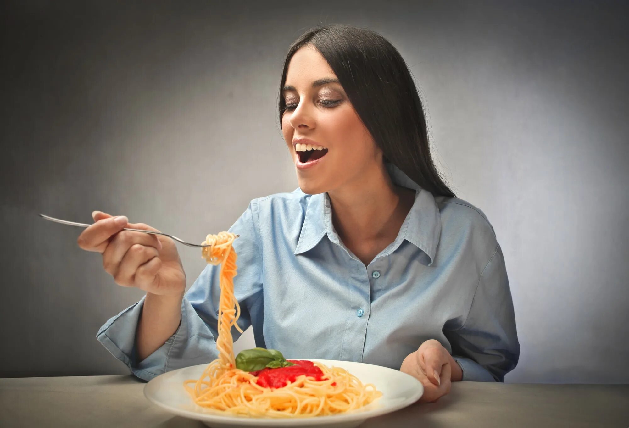 Име ем. Девушка ест макароны. Еда на женщине. Девушка ест. Человек ест спагетти.