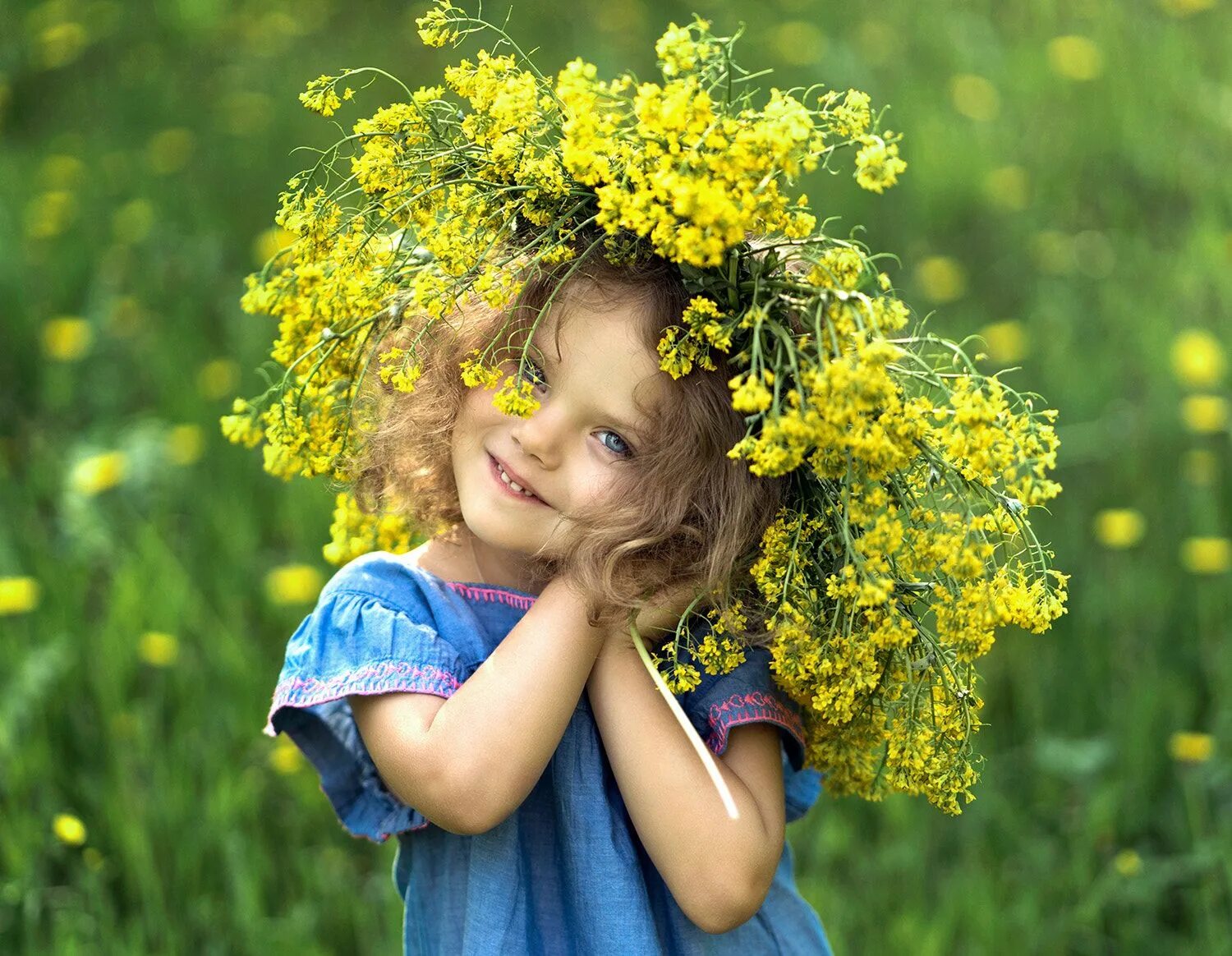 Цвет в жизни ребенка. Девочка в венке из цветов. Фотосессия в одуванчиках. Девочка с цветами. Дети и природа.