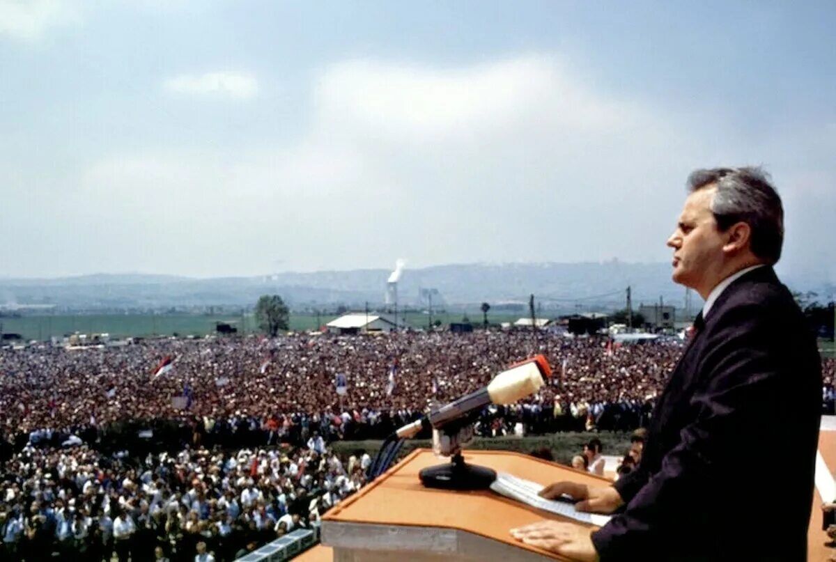 Бархатная революция в чехословакии. Югославия революция 1989. Протесты чехословакия 1990. Революция в польше 1989. Милошевич 1989.