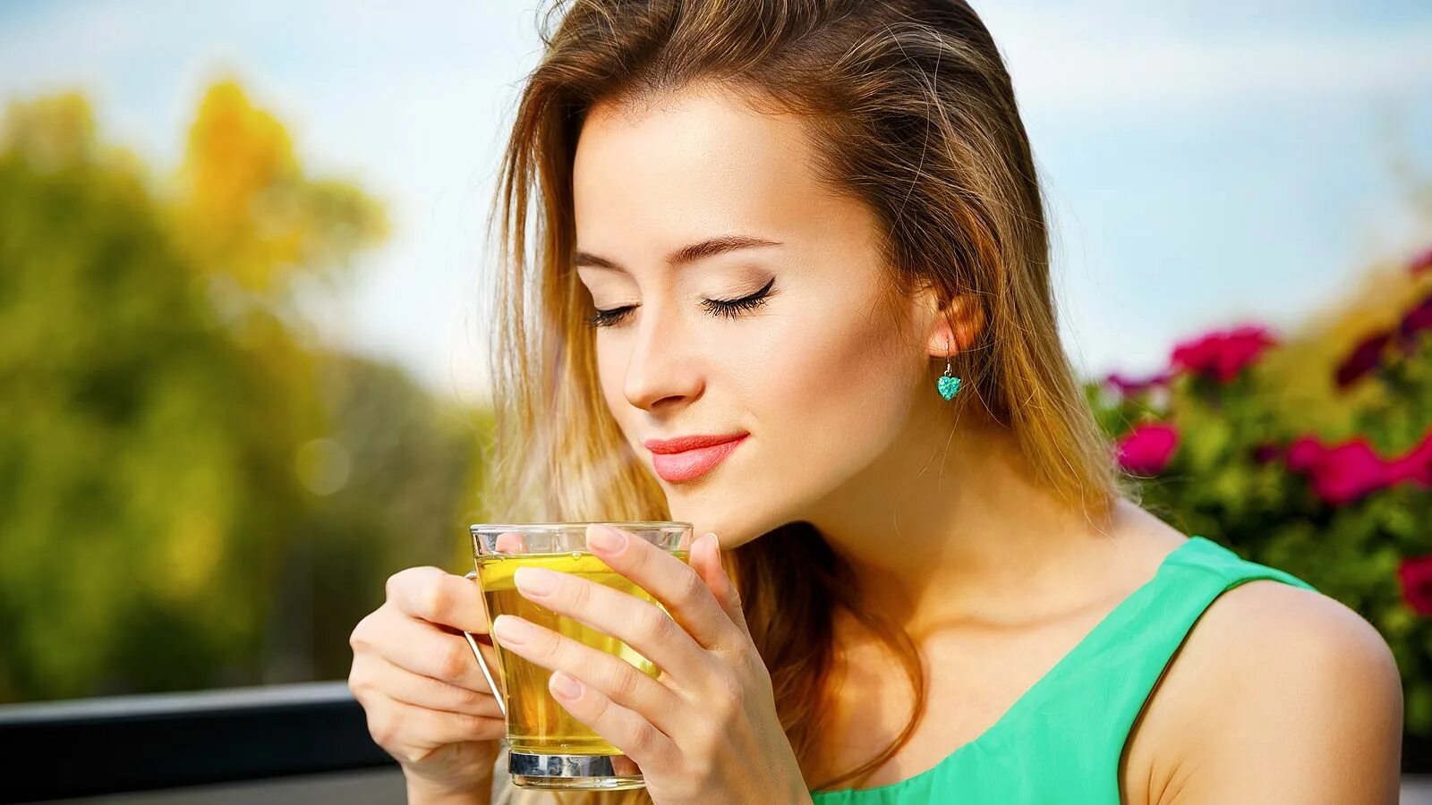 Life is a drink. Девушка пьет чай. Девушка наслаждение. Счастливая женщина. Девушка с напитком.