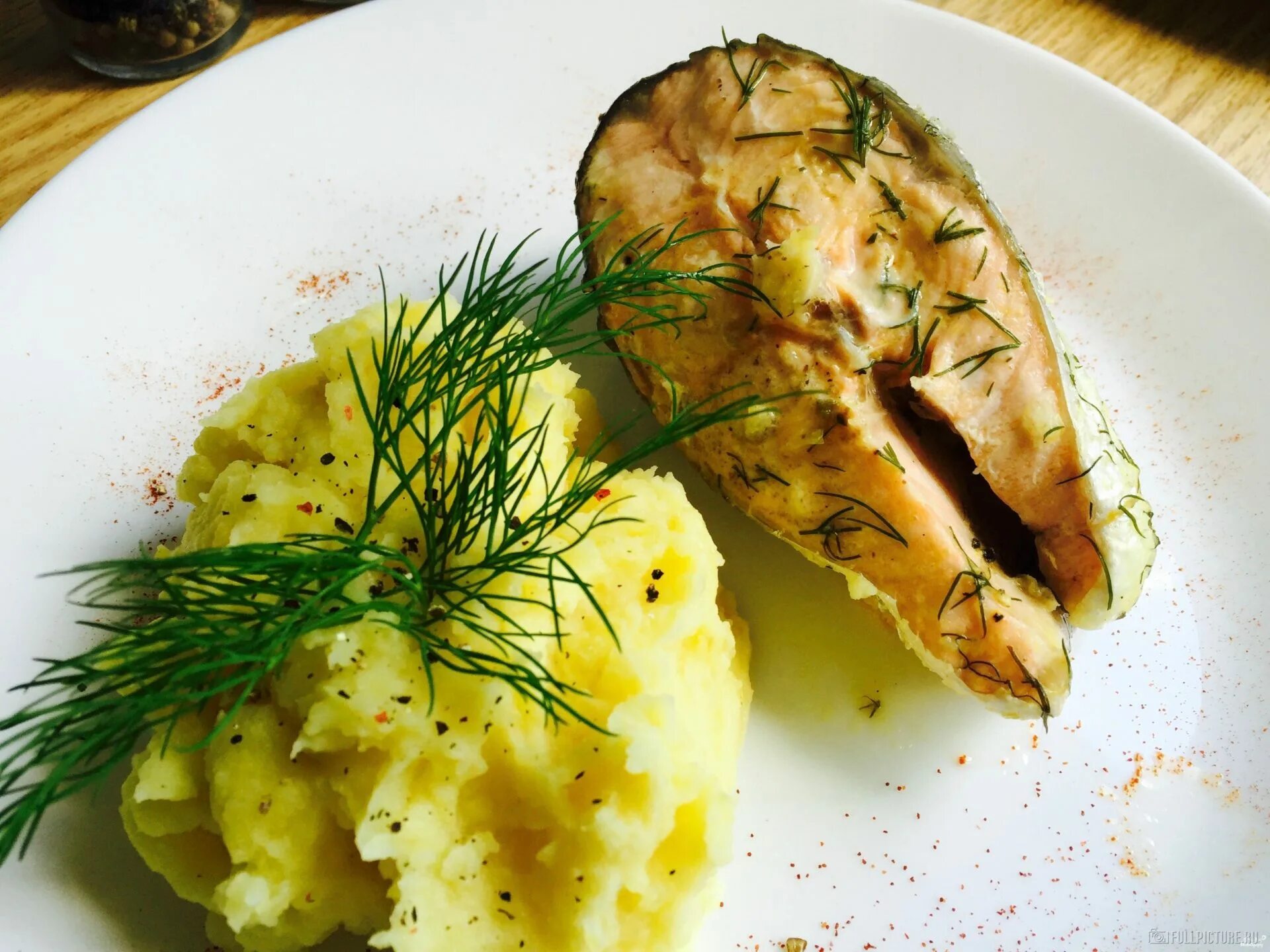 толчёная картошка с рыбой. картофельное пюре с жареной рыбой. картофель пюре жареный. фарш картофельный с луком. картофельное пюре с жареным луком.