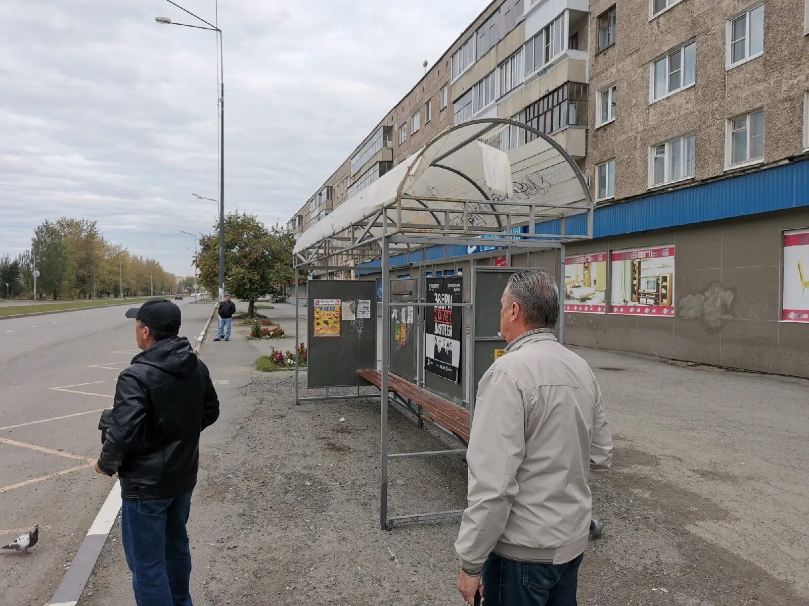 Новости между строк. Люди на остановке. Последняя остановка. Остановка Урал Нижний Тагил. Остановка фото.