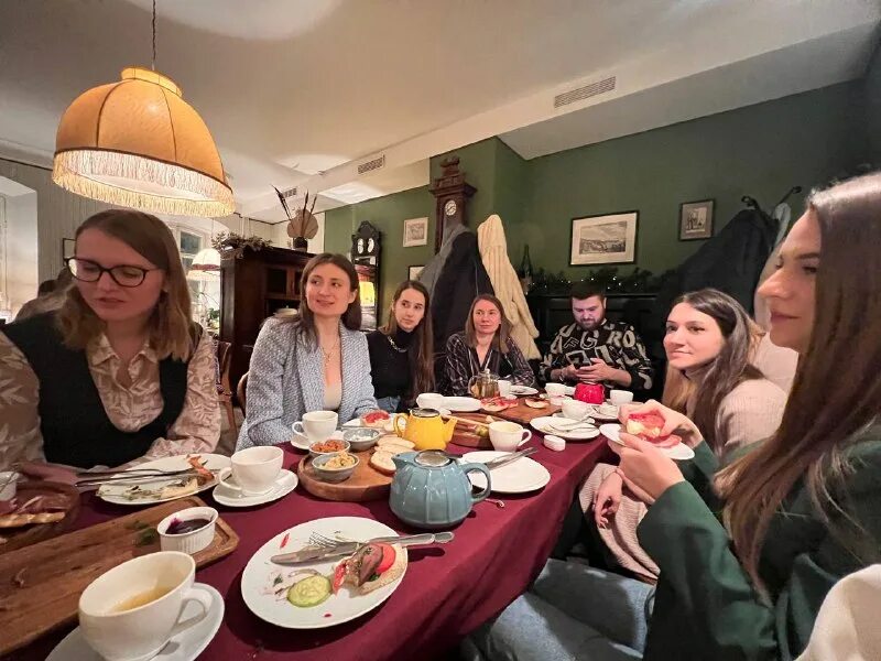 Отец вадим волгоград. Дарья токарева журналист. Мужчина и женщина в кофейне. Пост встреча. Беседы о посте.