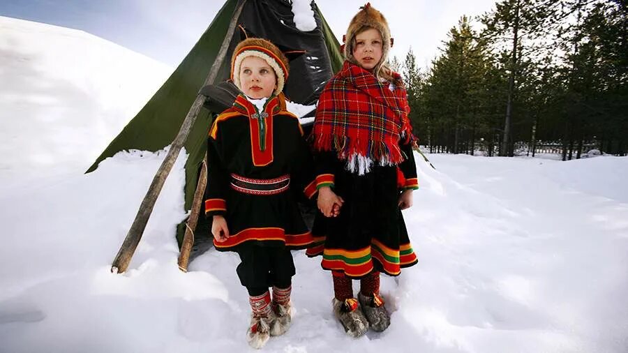 житель лапландии. саамы лопари финляндии. кольские саамы оленеводство ловозеро. саамы кольского полуострова. саамы оленеводы.