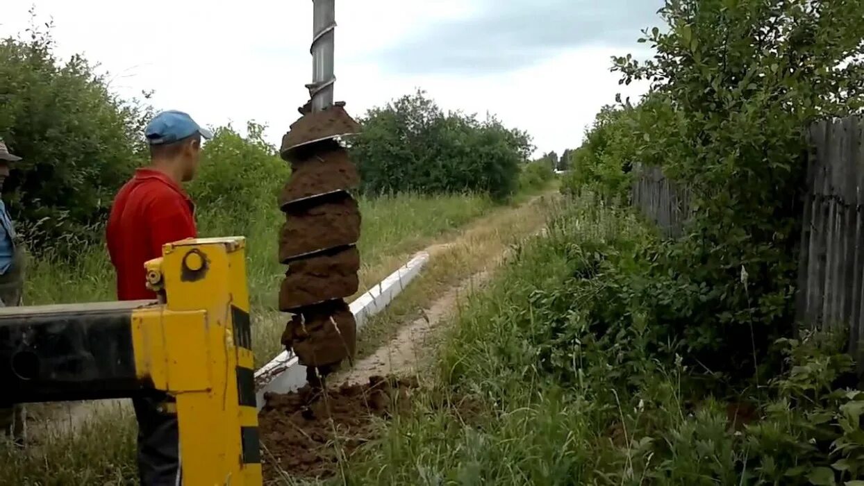 Пасынок опоры. Ямобур установка опор. Ямобур для столбов опор. Ямобур для столбов забора. Деревянный столб для электричества.