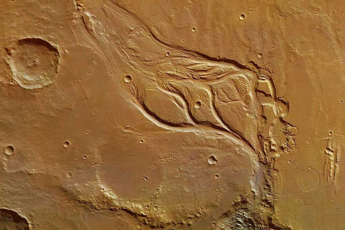 Высохшие русла рек на Марсе. Ацидалийская равнина Марс. Сухие русла рек на Марсе. Долина Маринер Марс. Вода на поверхности марса
