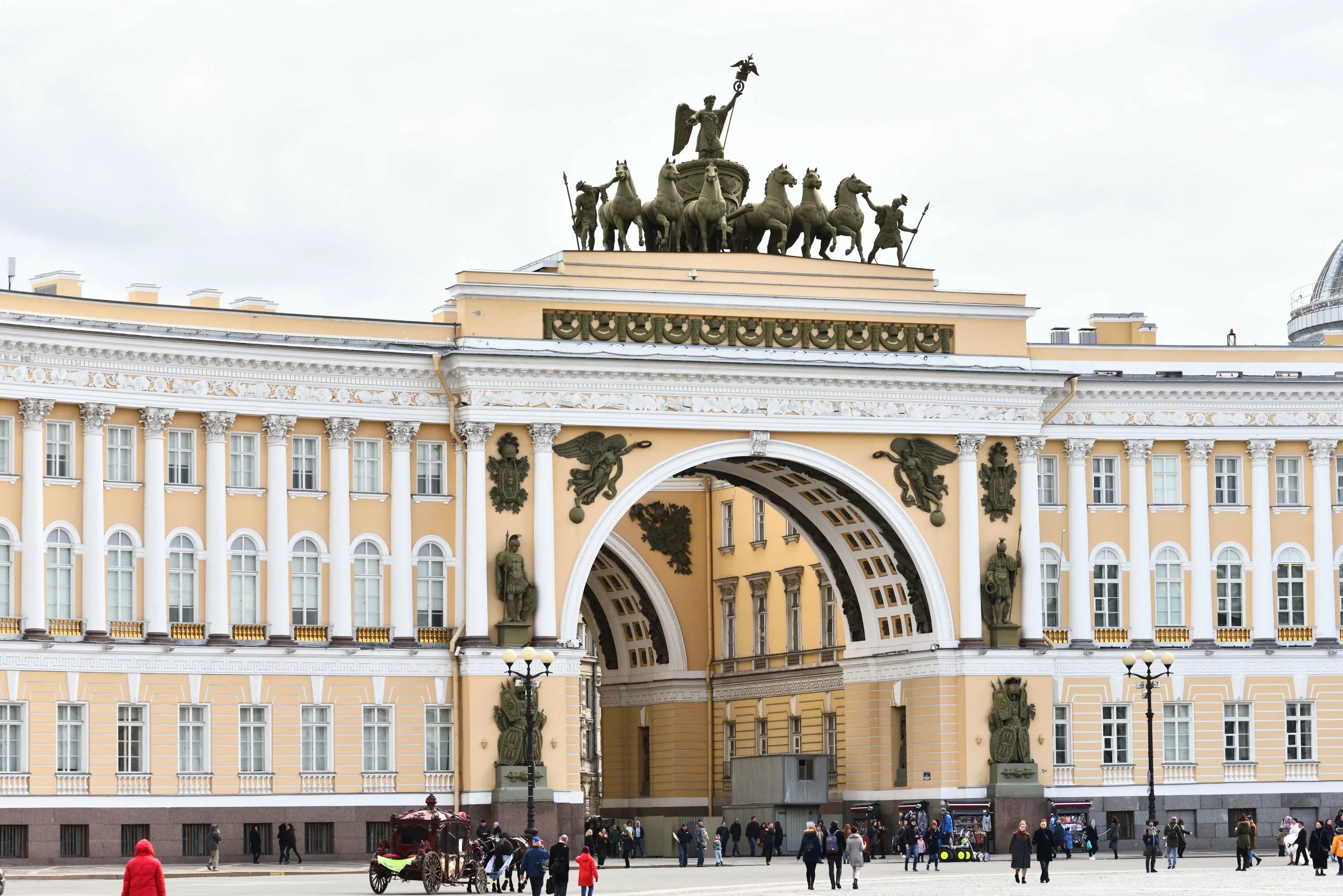Здание главного штаба площадь здания. Дворцовая площадь арка главного штаба кони. здание генерального штаба в санкт-петербурге. арка главного штаба в санкт-петербурге. росси главный штаб.