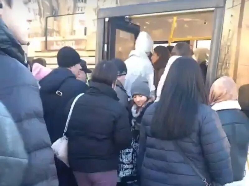 Давка в школе воронеж. Давка в автобусе. толкучка в общественном транспорте. люди на остановках утром ставрополь. давка в автобусе фото.