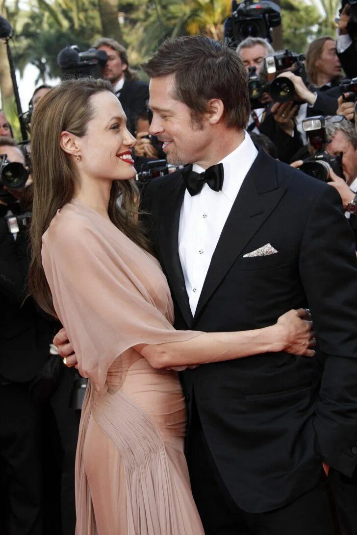 Анджелина джоли брэд питт новости. Brad pitt and angelina jolie. С кем встречается анджелина джоли. Анджелина джоли и брэд питт общие дети. Брэд питт и анджелина.