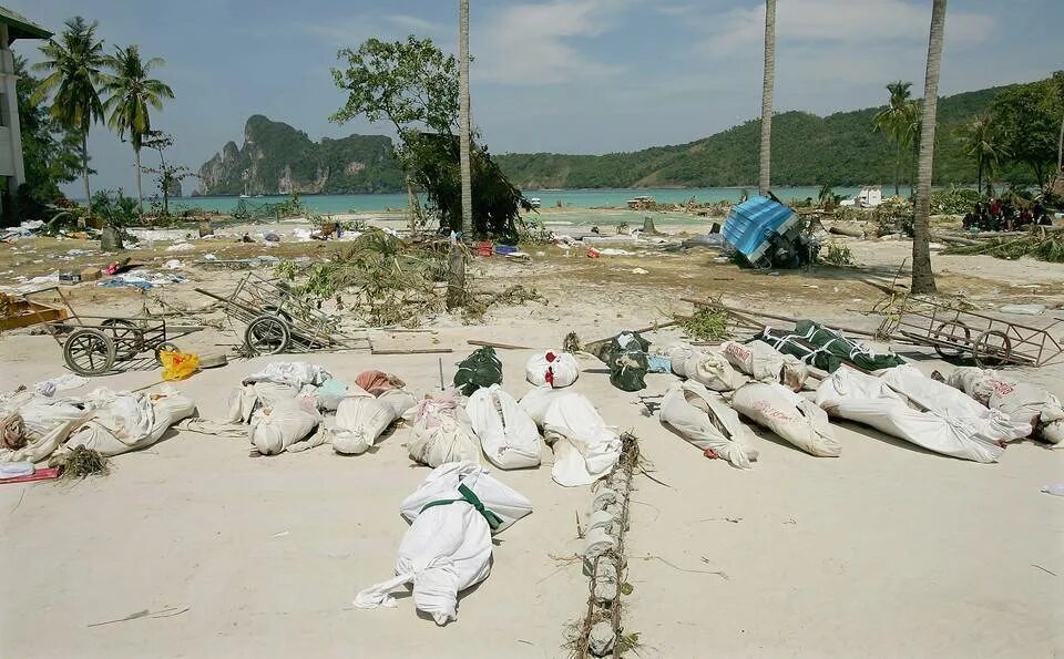 Катастрофа тайланд цунами 2004. Таиланд пхукет цунами 2004. землетрясение в тайланде 2004. пхукет тайфун 2004.