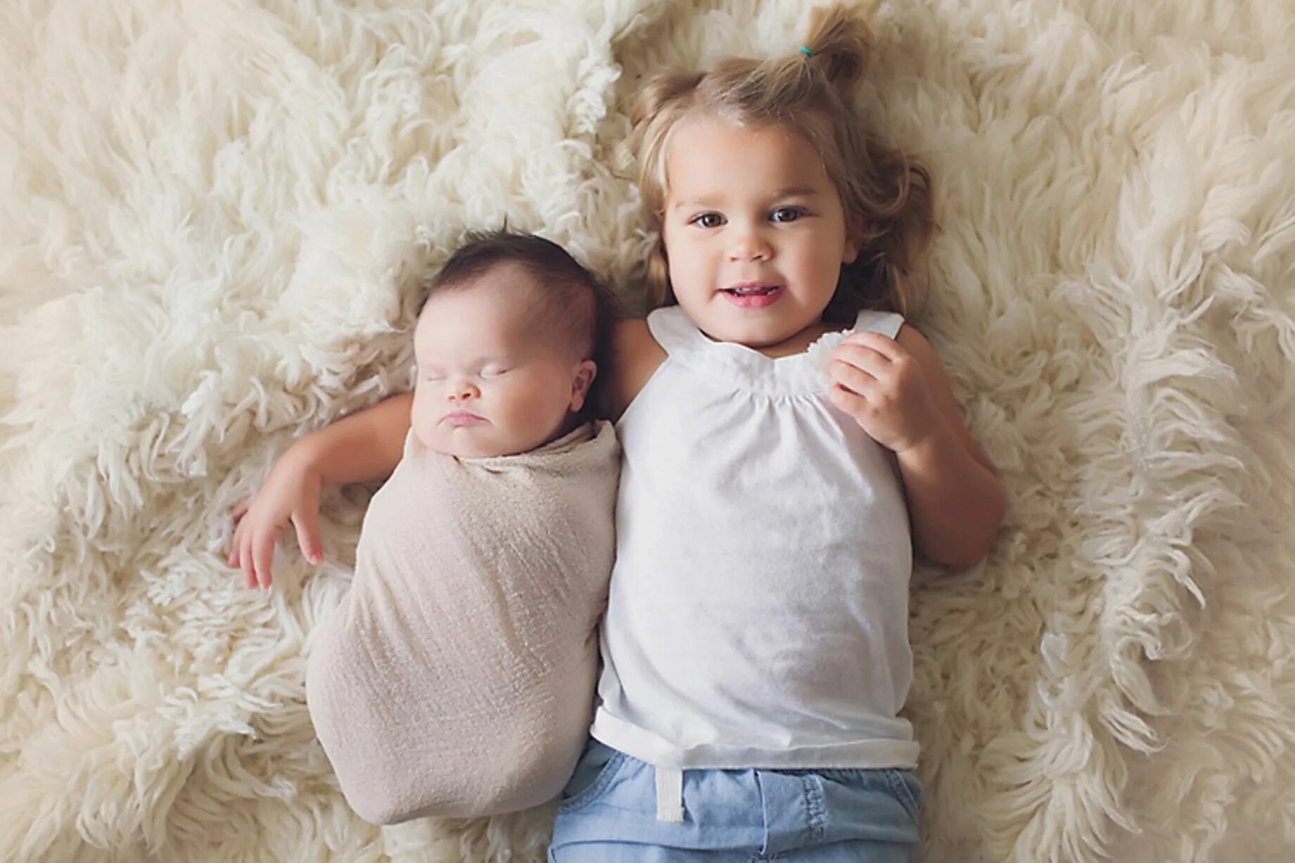 Baby daughters. Фотосессия новорожденных с сестрой. Newborn фотосессия с родителями. Фотосессия родителей с новорожденной. Фотосессия младенцев со сестрой.