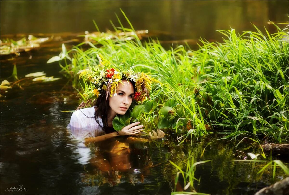 Ивана купана. Фотосессия на Ивана Купала в лесу. Девушка в Чоде Ивана упала. Иван Купала девушки в воде. Идеи для фотосессии Ивана Купала.