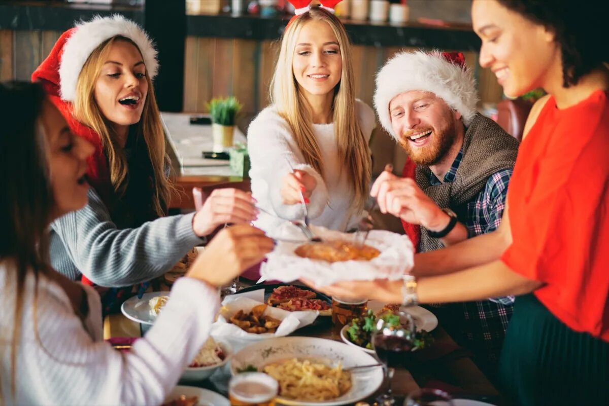 Люди едят на Рождество еду. Долгий Рождественский обед. Christmas Eve Eve friends.