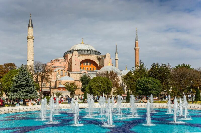 Султанахмет центр стамбула. Площадь Султанахмет (Sultanahmet Meydani). Набережная Стамбула Султанахмет. Площадь Султанахмет в Стамбуле фото.