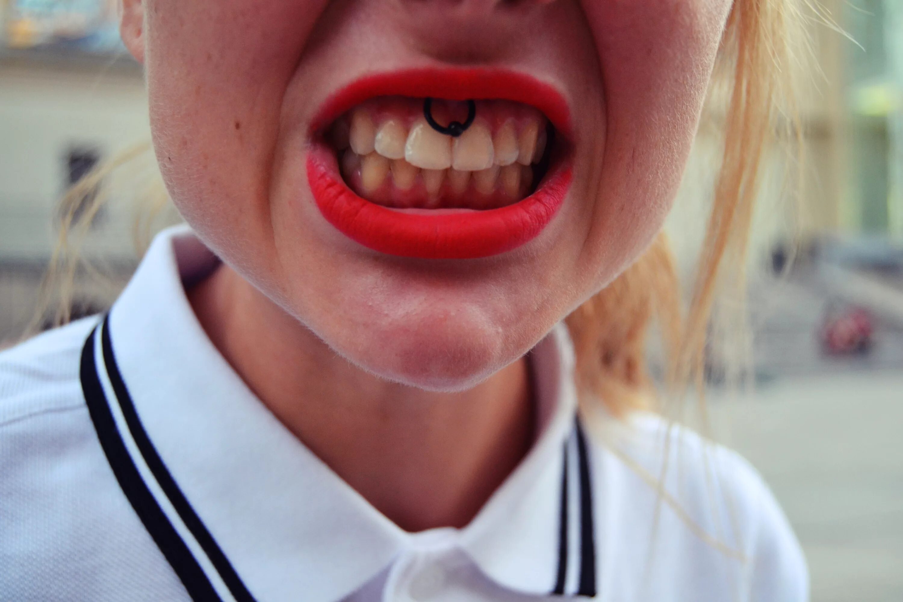 Девушка с высунутым языком. Открытый рот.