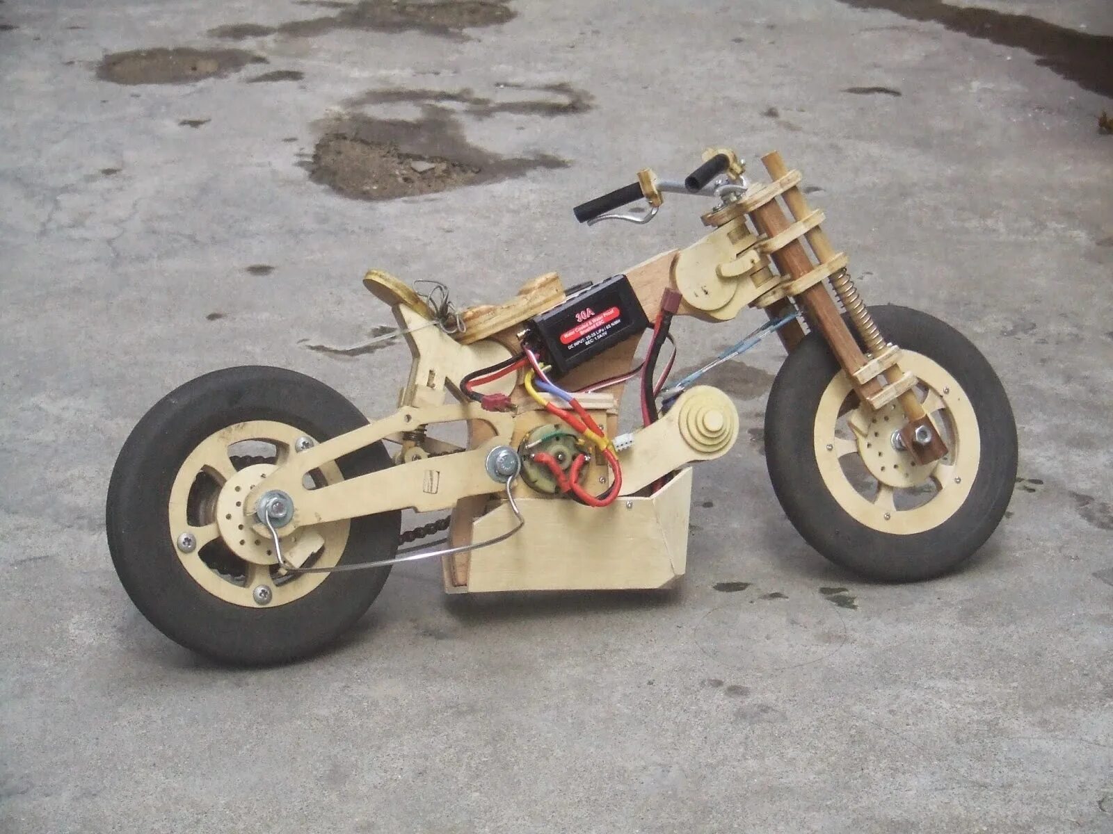 Радиоуправляемая модель мотоцикла. Мотоцикл на пульте управления. Мотоцикл на радиоуправлении своими руками. Радиоуправляемый мотоцикл с ДВС.