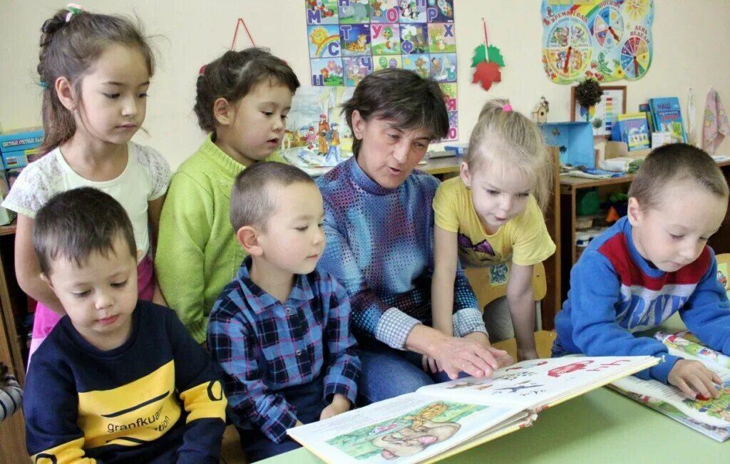 Воспитатель в саду. Профессия помощник воспитателя. Воспитатель с детьми. Воспитатель детского сада. Воспитательница детсада.