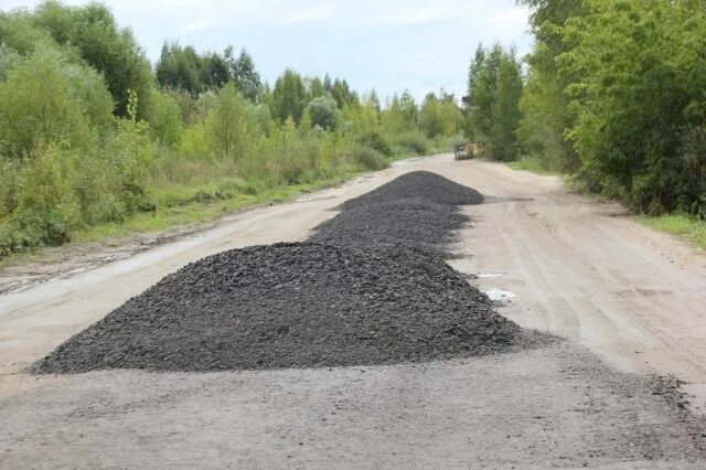 Крошка на дорогу. Песчанка крошка асфальтная. Асфальтовая крошка ЩМА. КАМАЗ асфальтовой крошки. Асфальтнчя крошка из подьфрезы.