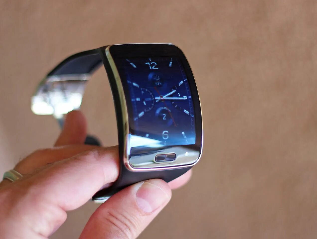 Самсунге 8 часы. Samsung Galaxy Gear s SM-r750. Samsung Gear s1. Samsung watch Gear s(SM-r750). Смарт часы Samsung Gear SM r750.