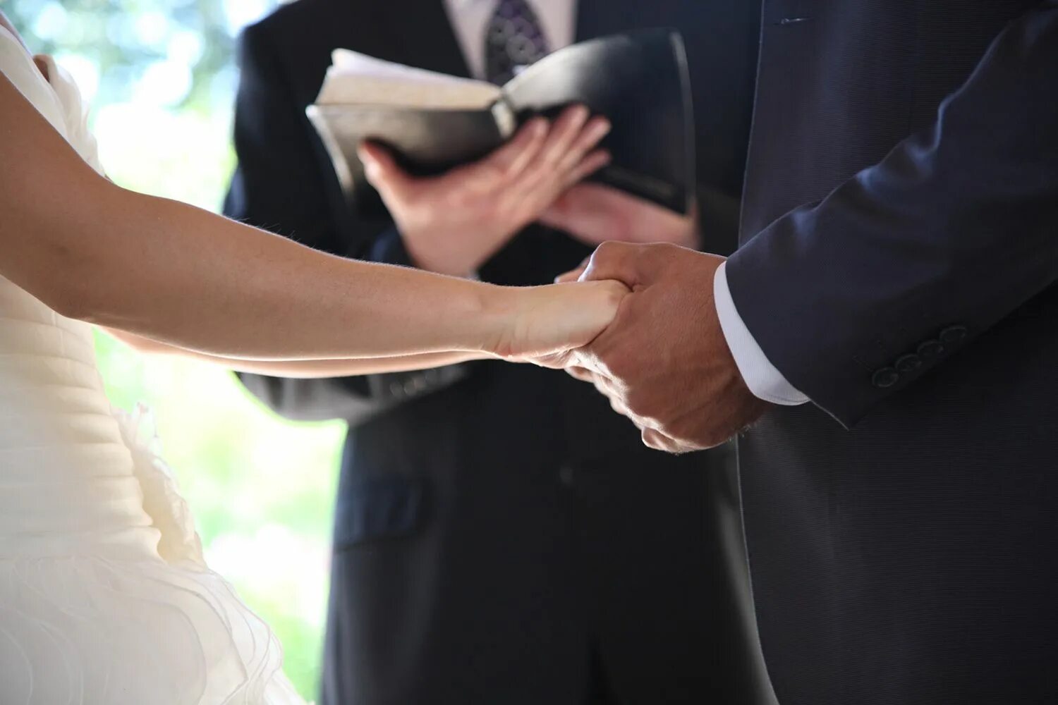 Золотая жена или право брачной клятвы. Свадьба Библия. Свадебная клятва. Руки жениха и невесты на Библии. Христианские свадьбы 2023.