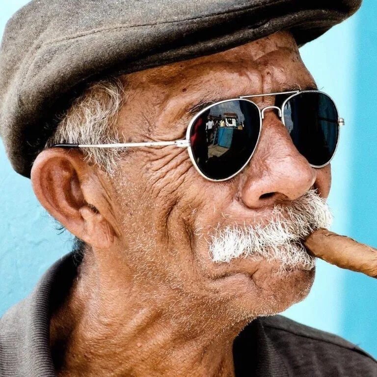 Старый бро. Итальянец с сигаретой. Старик с сигаретой. Крутой мужик с сигарой. Беззубый старик в кепке.