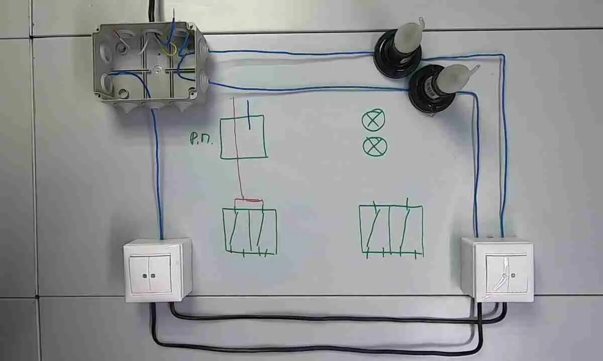 Электропроводка выключатель. Проходной выключатель 2 клавишный. 2х клавишный проходной выключатель. 2 Х клавишный переключатель проходной. Проходной выключатель 2х перемычка.