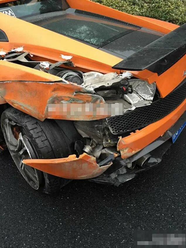 А4 разбил. Разбитые ламборджини хуракан. разбитая ламборгини галлардо. lamborghini huracan оранжевый разбился.
