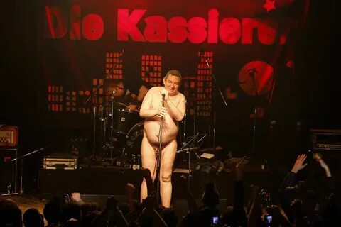 Nackig bei der Arbeit: Wendland als Sänger der Kassierer auf der Bühne. 