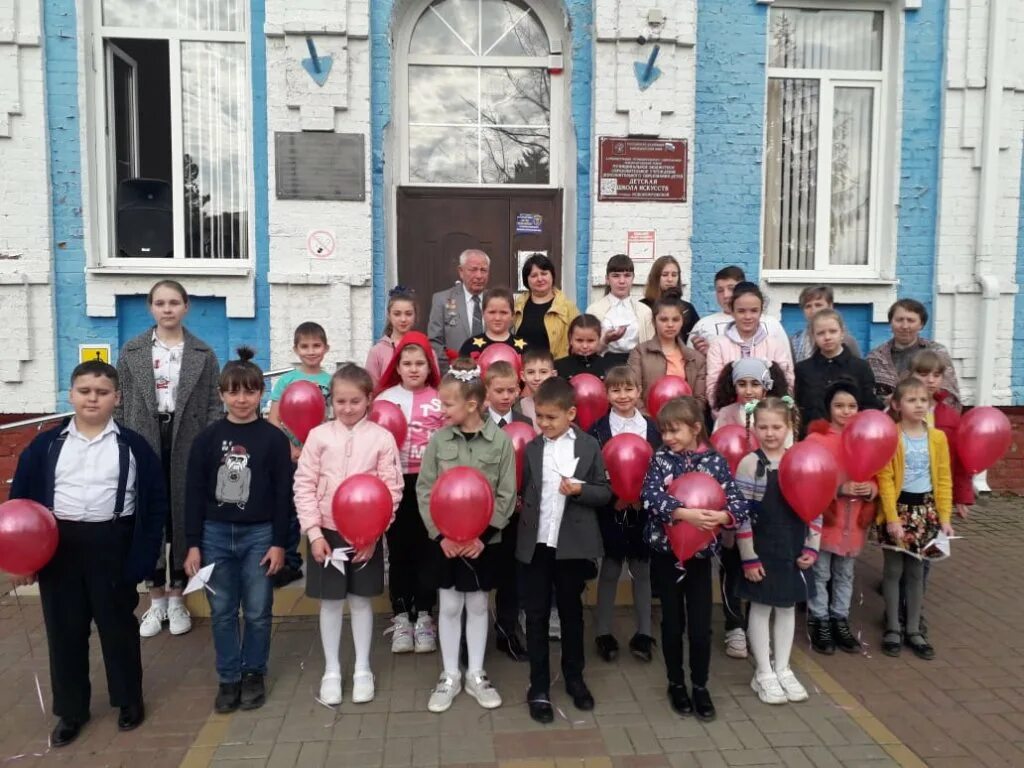 Первый звонок в школе. Новопокровская школа 1. Новопокровская школа 1. Новопокровская школа 1. Школа 1 новопокровская краснодарский край.