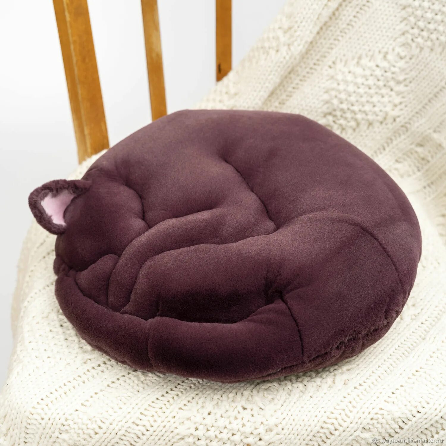 Подушка кот круглая. Подушка сон. Круглая подушка в виде котика. Круглая подушка для сна.