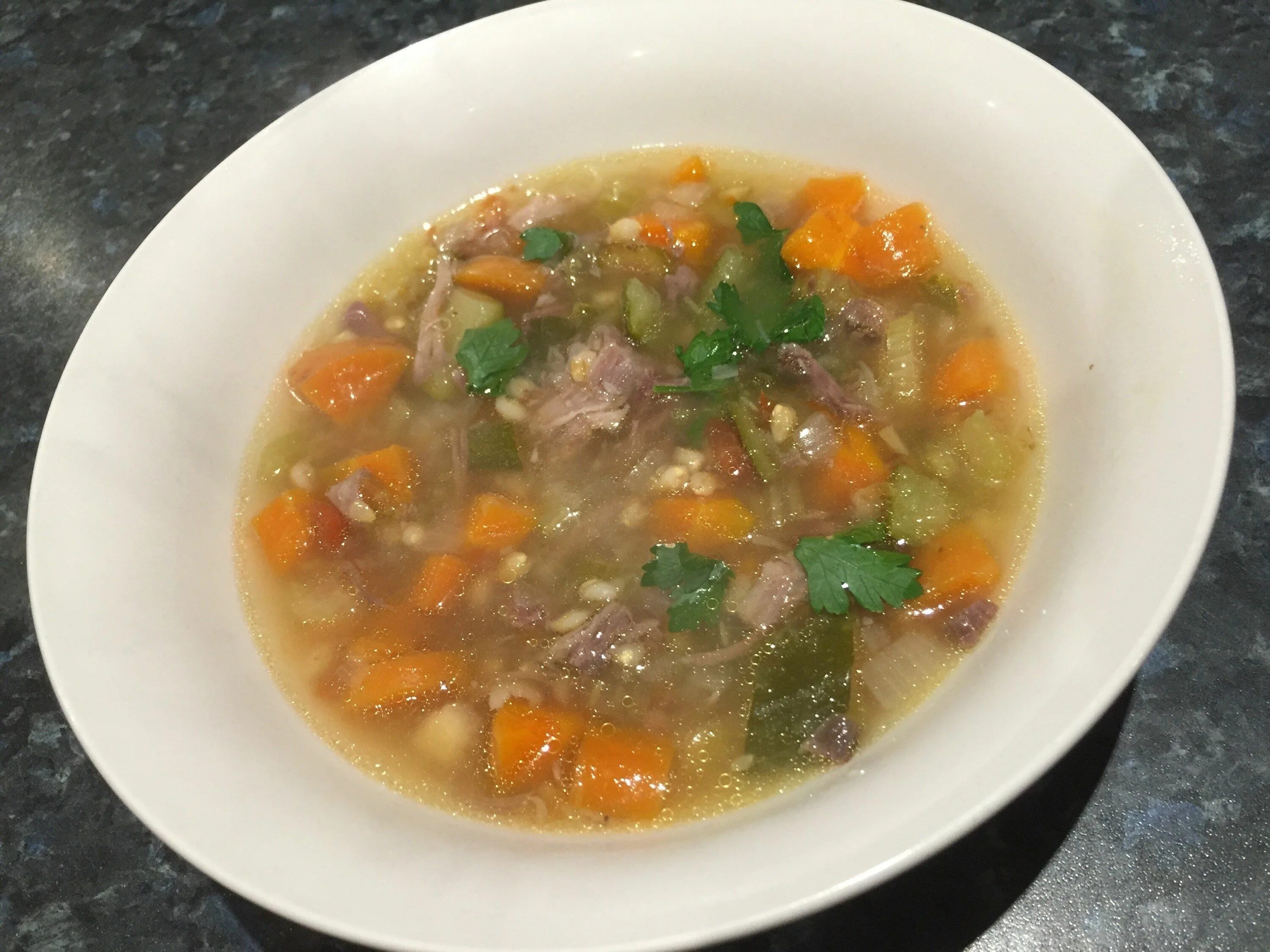 суп с перловкой и картофелем. грибной суп с перловкой. рассольник с перловкой и солеными огурцами. грибной суп наваристый. постный грибной суп.