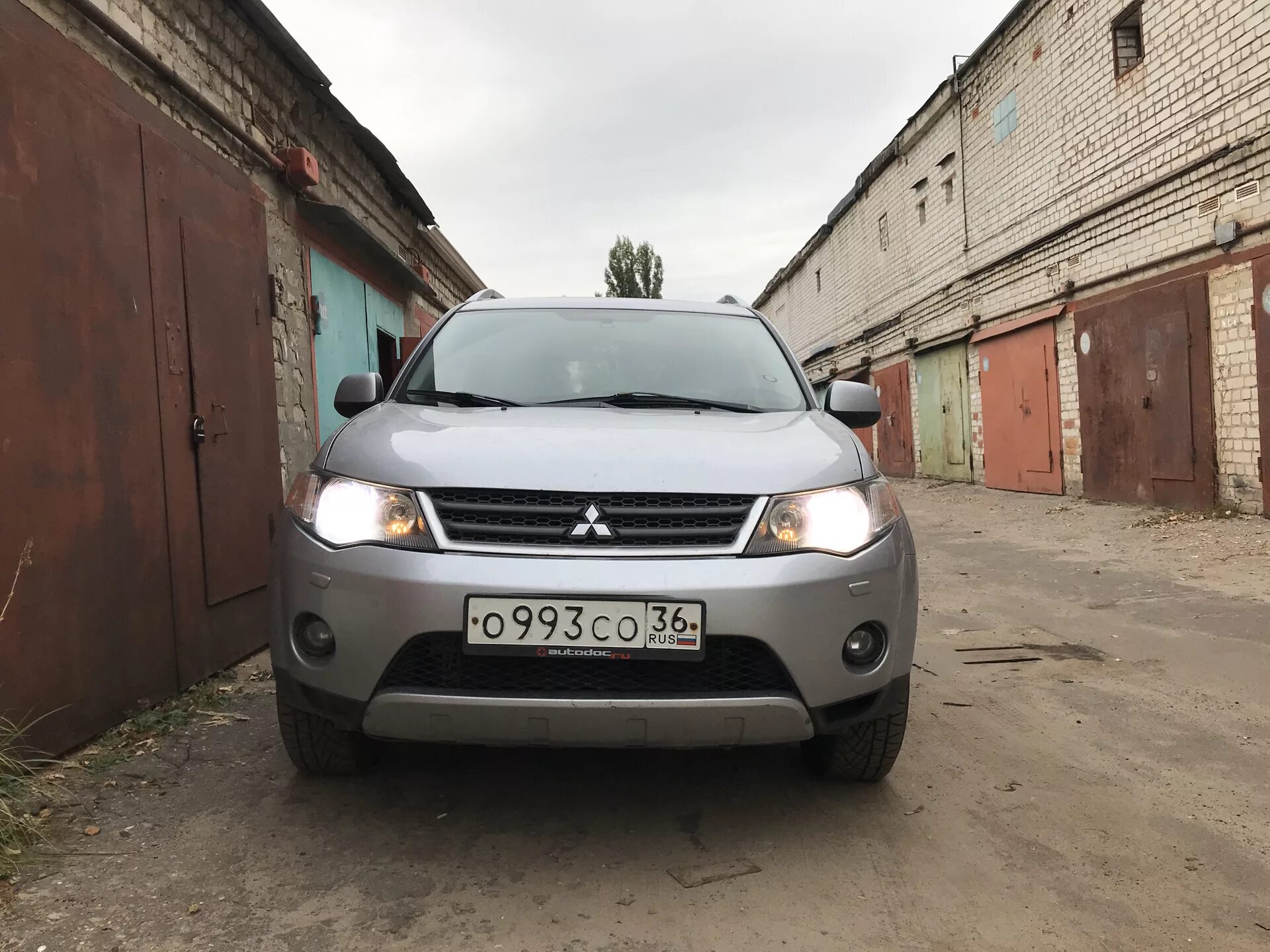 Ксенон аутлендер. Mitsubishi Outlander XL ксенон. Outlander XL 2007 ксенон. Ксенон Stanley Outlander XL. Митсубиси Аутлендер ХЛ ксенон.