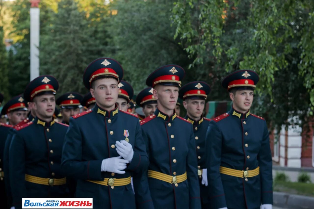 Молодой офицер россии. Ввимо вольск. Фото молодых офицеров. Офицер мчс. Пензенский артиллерийский институт выпуск 2010.