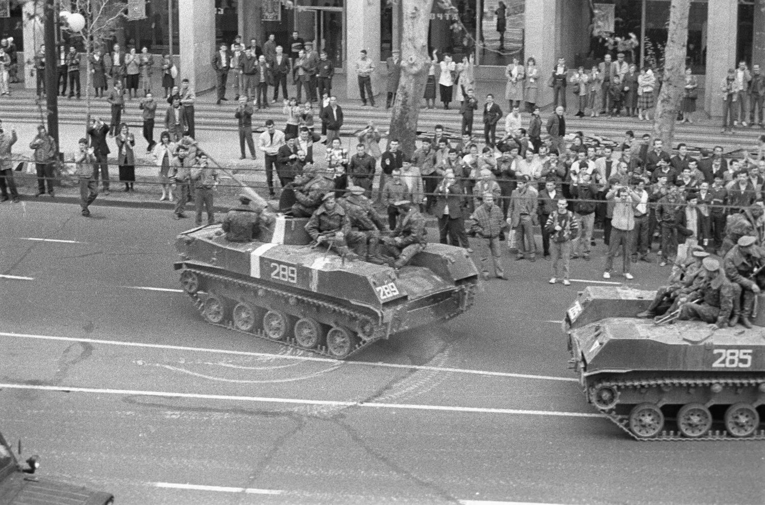 9 апреля тбилиси. Митинг 9 апреля 1989 года в Тбилиси. Тбилиси 1989 разгон демонстрации. Тбилиси 1989 дом правительства. События в Грузии в 1989 году.