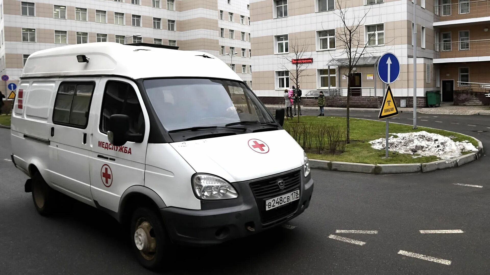 Инфекционные машины скорой помощи. Московские микроавтобусы у Боткинской больницы.
