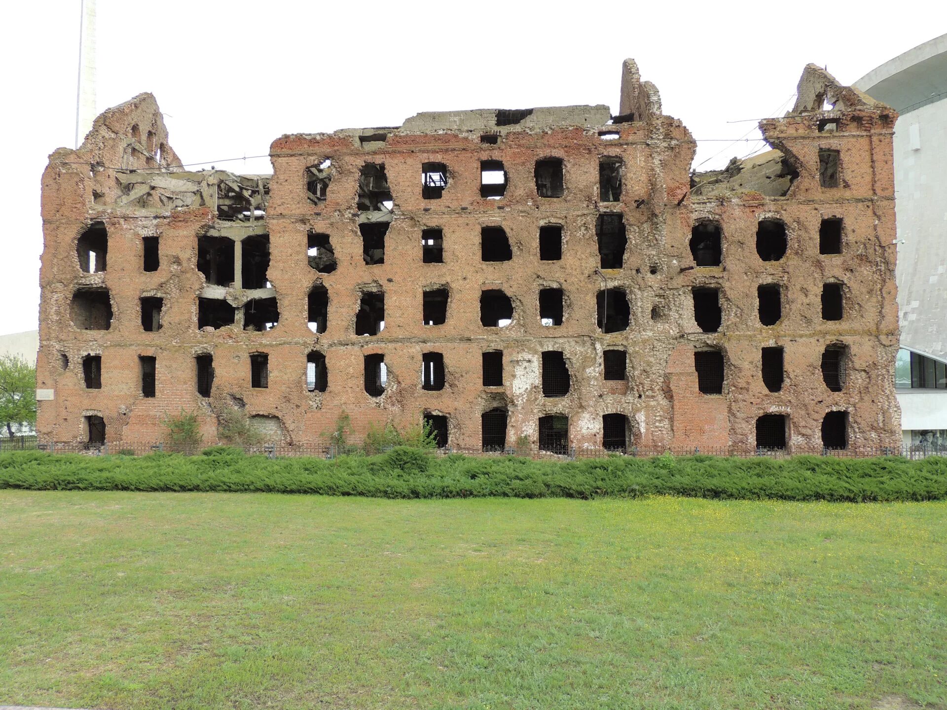 Одно разрушенное строение. Разрешенный дом. Разрушенный дом. Сталинград мельница гергардта. Дом павлова сталинградская битва.