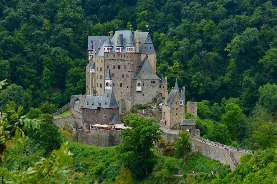 Известный средневековый замок. Burg Eltz замок. Замок Эльц (Castle Eltz. Burg Eltz, Germany. Замок Эльц Рейнланд-Пфальц Германия.
