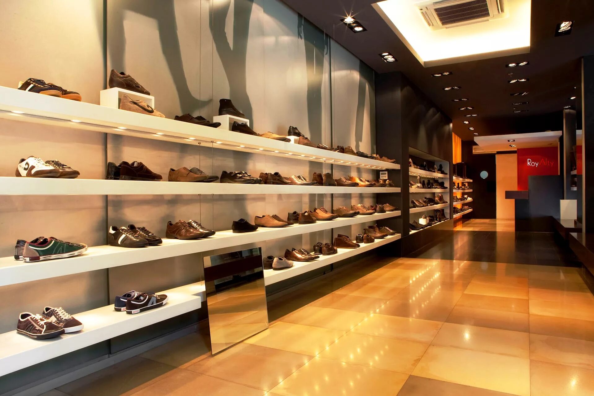 Магазин обуви. Красивые обувные магазины. Бутики обувь женская. Красивый магазин обуви. Сайт магазина красивая