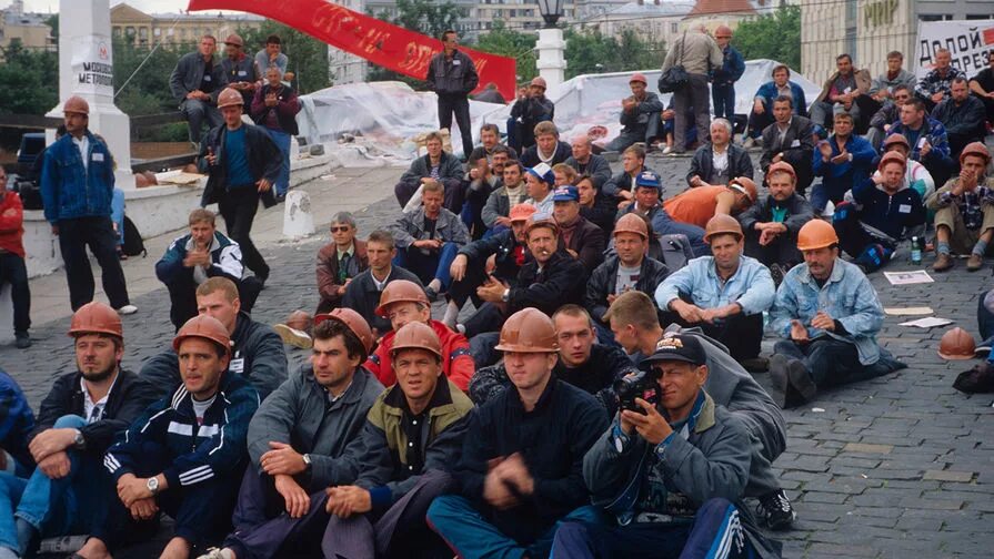 Забастовки Шахтеров в России 1998. Шахтеры на горбатом мосту 1998. Пикет бастующих Шахтеров 1998 г. Забастовка Шахтеров 1998 горбатый мост. Организация россия 1998