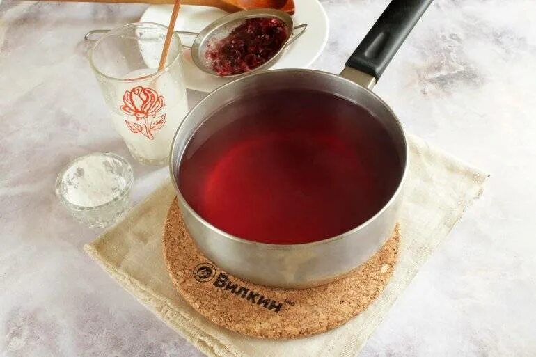 Как варить кисель из крахмала и варенья. Кисель из клюквы. клюквенный кисель приготовление. кисель в кастрюле. ингредиенты для приготовления киселя.