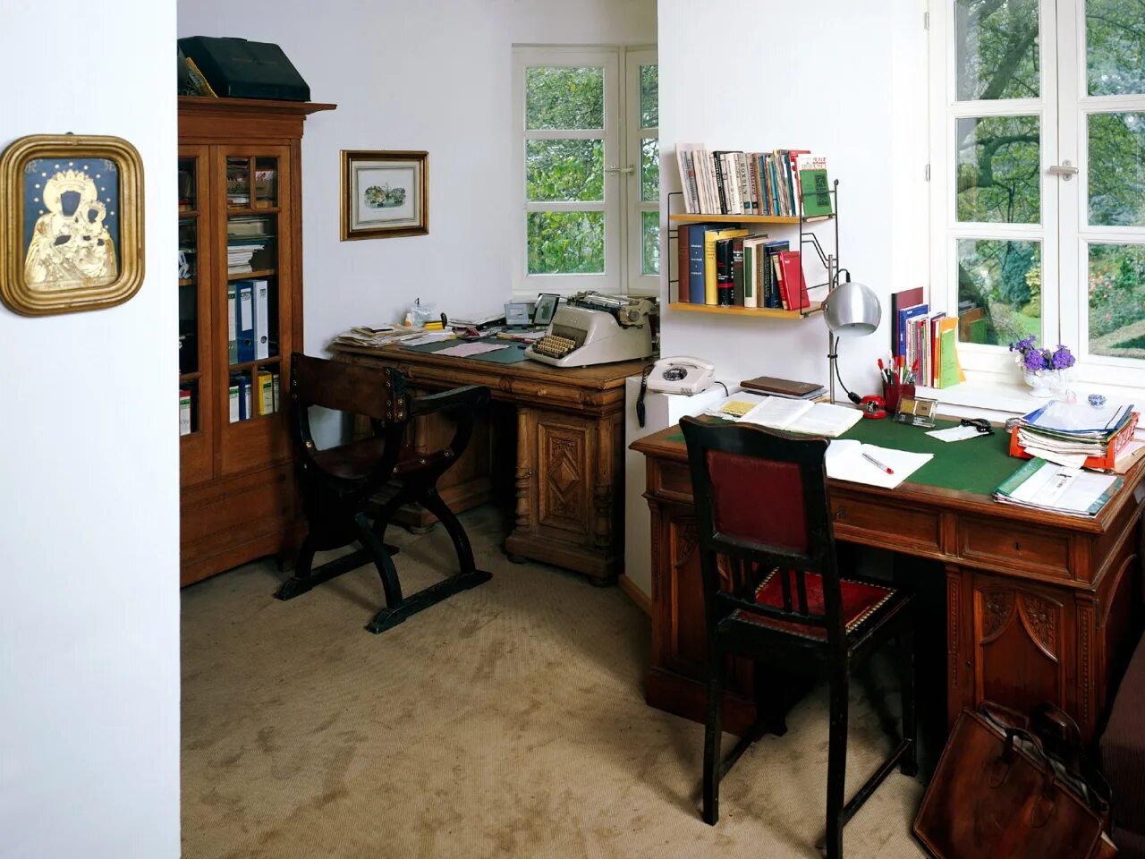 Какое было первое рабочее место. Интерьер рабочего кабинета. Рабочий кабинет писателя. Письменный стол писателя. Интерьер рабочего кабинета в доме.