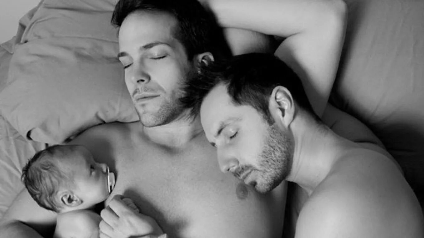 Фотосессия новорожденных мальчиков. Спят два сына. Парень с малышом. Мужчина с младенцем. Отец укладывает сына спать.