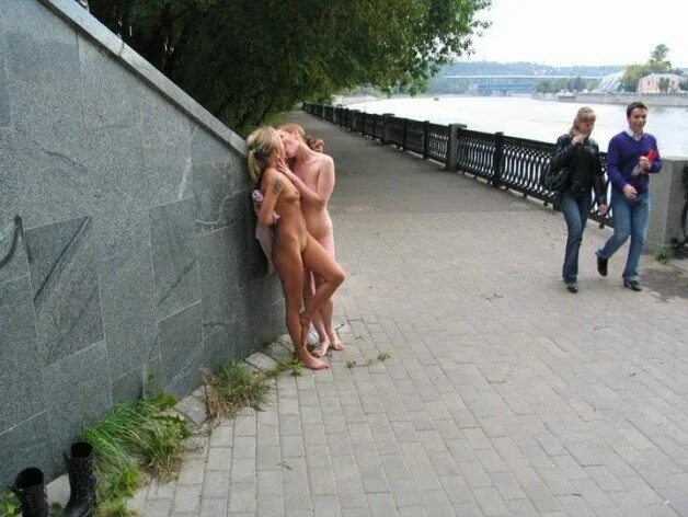 Голые ходят везде большие - порно фото