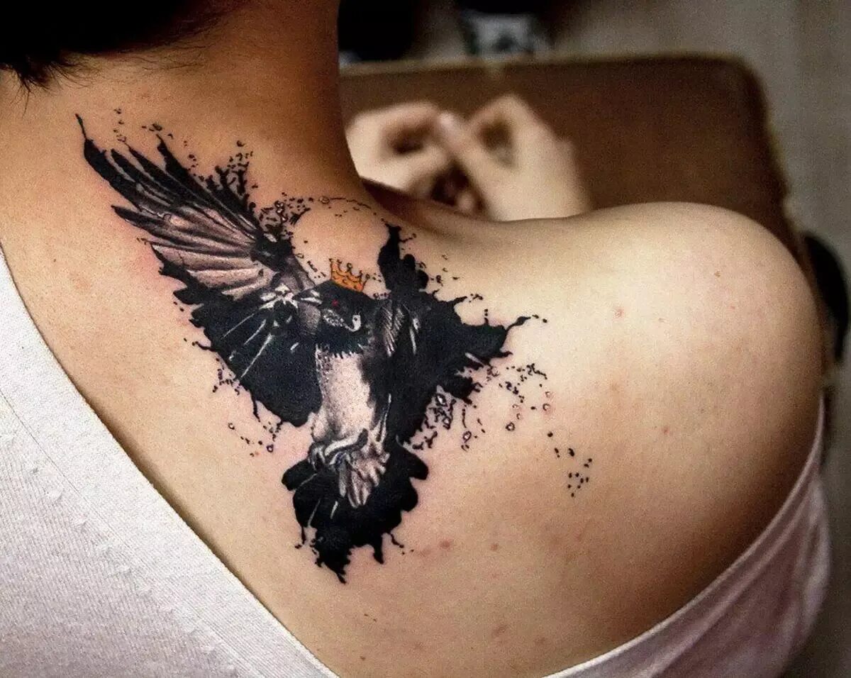 Тату черного ворона. Татуировка ворон. Тату ворона. Тату ворон на плече. Тату птицы.